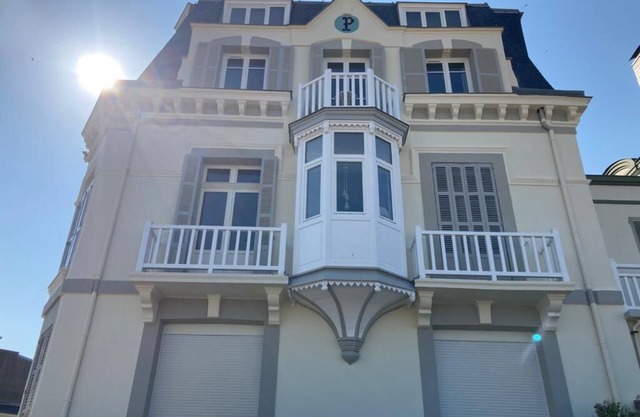 En una villa costera catalogada, apartamento 6 p.