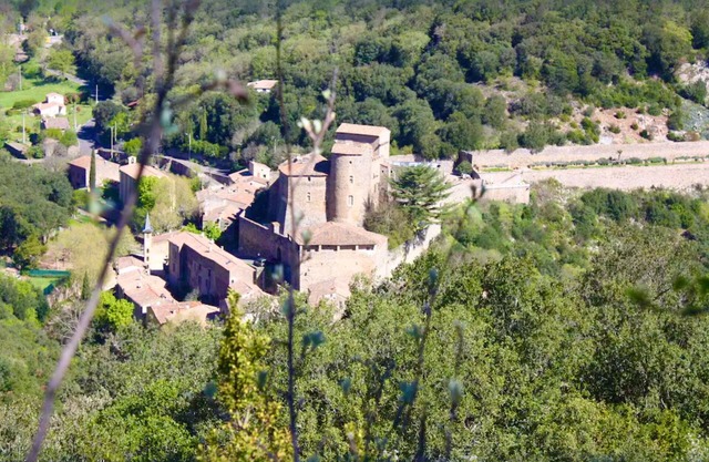 En un pueblo medieval, casa rural soleada y espaciosa, rodeada de naturaleza.