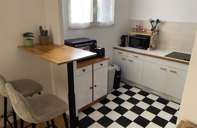 In a quiet residence on the edge of a park. Spacious T2 apartment.