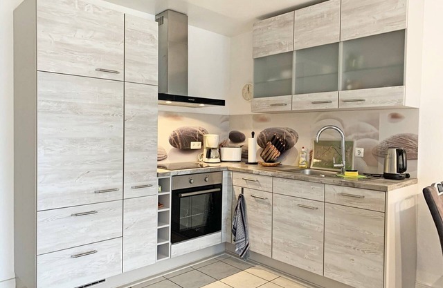 In Kronsgaard, only 1 km from the Baltic Sea beach, the cozy vacation apartment "Strandgold" awaits you, with a fenced garden for your four-legged friend, to enjoy your well-deserved vacation far away from the stress of everyday life