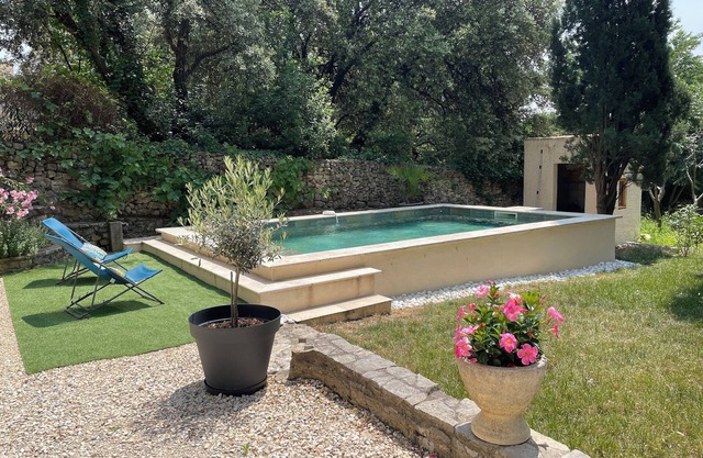 In Nîmes in the heart of nature with swimming pool