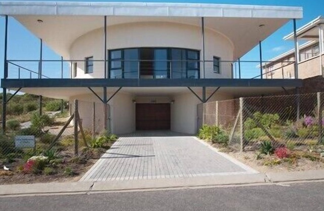 Espaciosa casa redonda con vista al mar