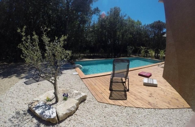 Ardèche Sur, Casa en grandes terrenos arbolados cerrada Piscina privada, muy tranquila