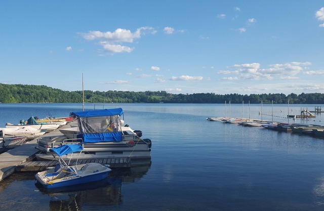 En la ciudad, camina a todo. Cerca del lago, Hotchkiss, IMS y las escuelas de Salisbury