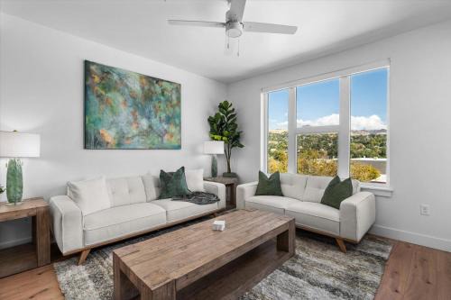 Incredible views! Pool,Gym,HTub