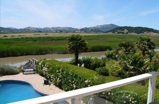 ¡Increíble propiedad frente al mar, piscina, bote, jardines y más!