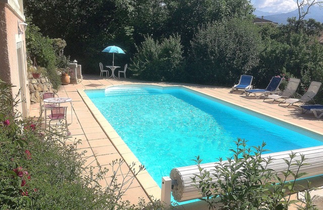 Estudio independiente en chalet con piscina. Ver vistas Gap y sus alrededores