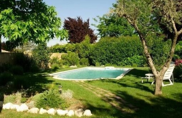 Villa independiente sin vecinos con piscina de 8 x 4 en un entorno muy tranquilo.