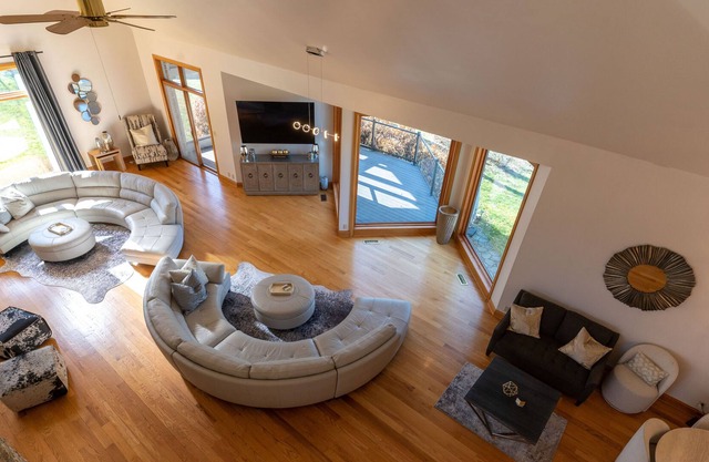 Indoor Pool with HUGE Rooms for Gatherings - East End - Lakeview