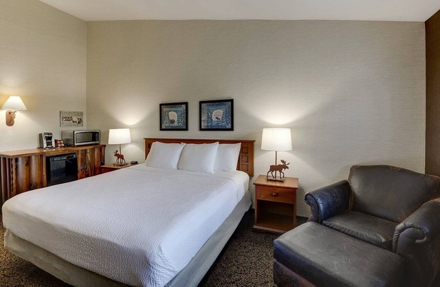 Indulge in Columbia's Rustic-Charm Suites with Heated Pools & Bar