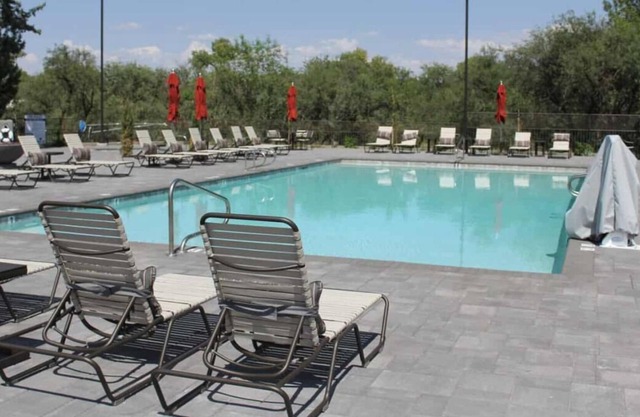 Indulge in Home Like comfort! Pool, Pets Allowed Near Ernest A Love Field