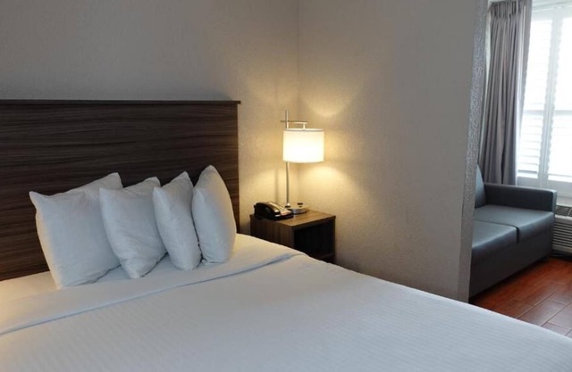 Indulge in shopping at Melbourne Square Mall! FREE Parking & Breakfast!