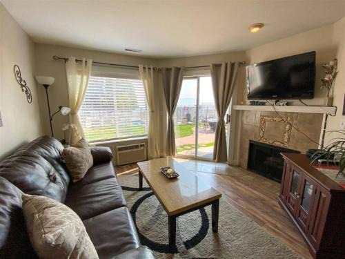 Inn Building Condo 103 updated, pool side view