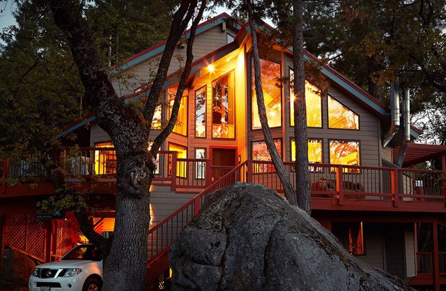 Dentro de Yosemite N. P. Gates!, Nuestras acogedoras habitaciones están a minutos de las atracciones del valle.