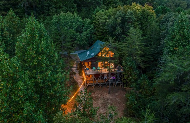 Into the woods 45 Min to Asheville w/ Hot Tub