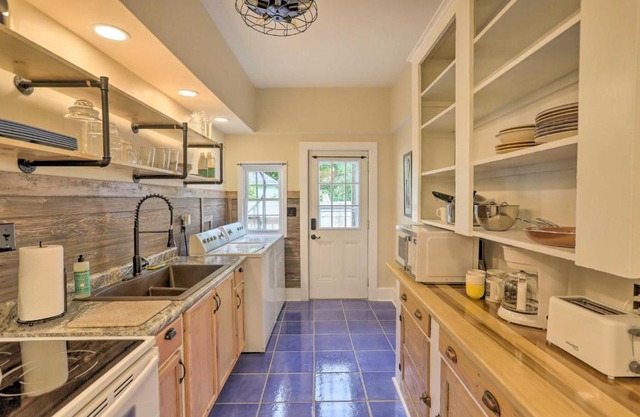 Inviting Apartment Walk to Lake Erie and Dtwn!