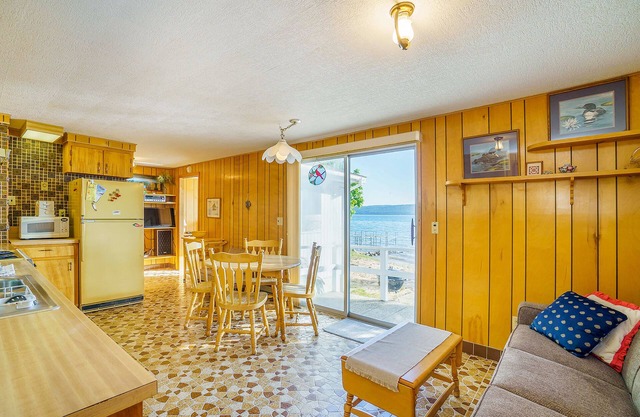 Acogedor hogar con cable gratis y cocina completa, ¡justo en el lago!