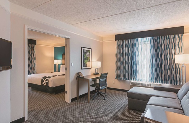 Inviting King Room w/ Pool & Free Breakfast – Cozy Stay near Orlando Attractions