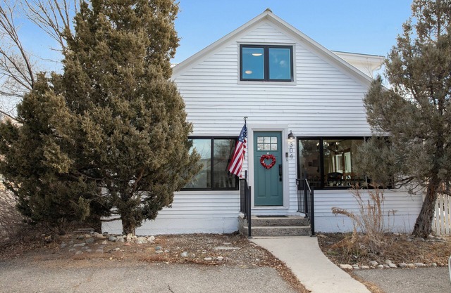 Inviting Mountain-Country Home