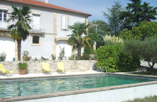 Acogedora casa de piedra natural (2-6 personas), parque bien cuidado con una gran piscina