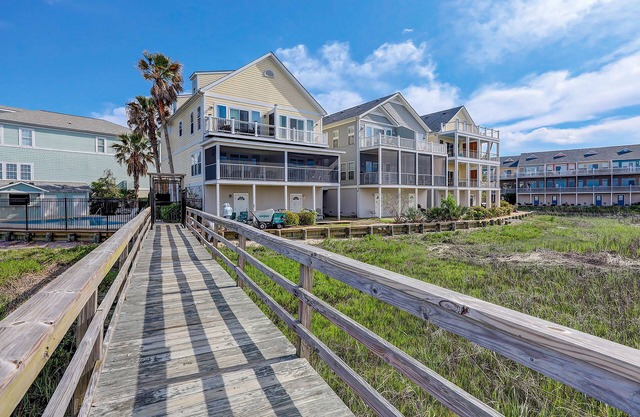 Inviting waterfront townhouse with beach access, balcony, W/D, pool & dock