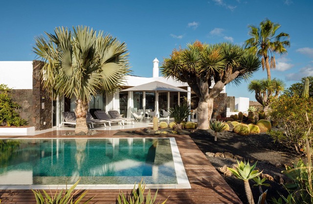 IRAZÚ | Villa Privada con Magnífico Jardín de Cactus y Vistas al Mar