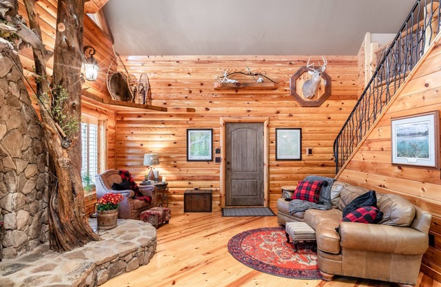 Iron Mountain Lodge - Beautiful Cabin with New Hot Tub & Views of Forests and Mountains! by RedAwning