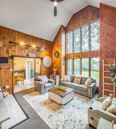 Italy Inspired Lakeview Chalet with Hot Tub