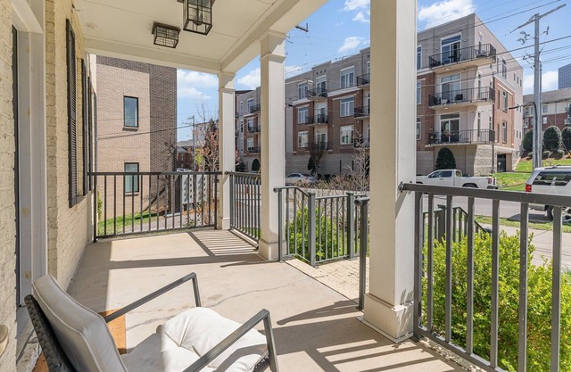 Ivory - Private Porch - Walk to Centennial Park