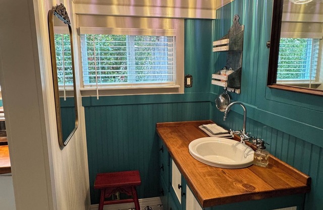 Jacksonville's Iconic Historical 1930's Log Cabin Renovated Private Apt.