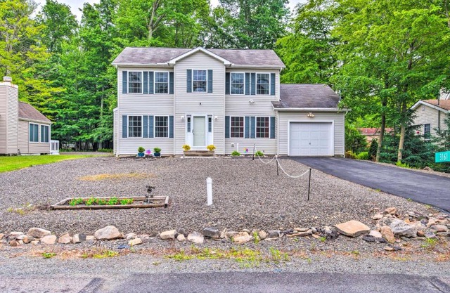 Jacuzzi and Resort Amenities Tobyhanna Family Home!