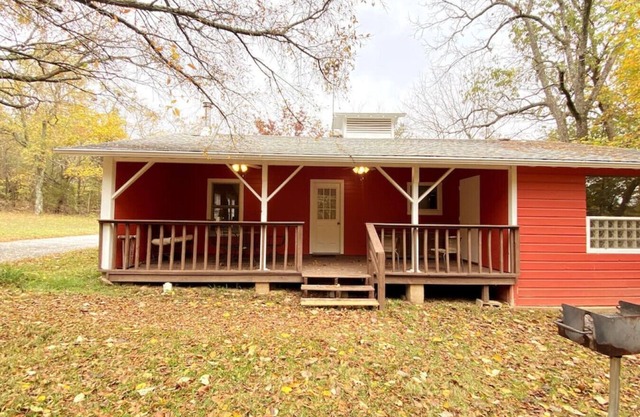 Jacuzzi Tub Secluded Cabin w/ Pond Downtown 3 mi