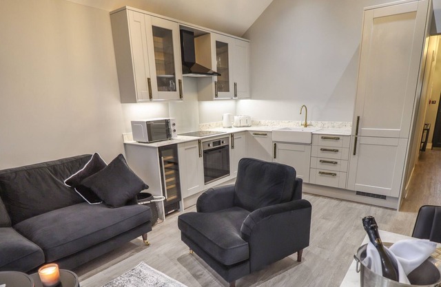 JASMINE, romantic, luxury holiday cottage, with a garden in Willerby