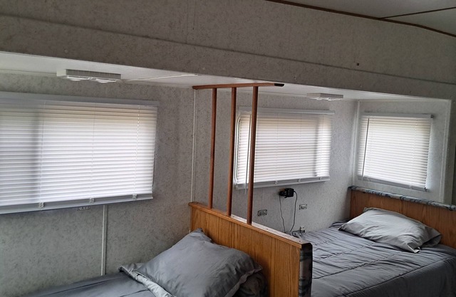Jayco 1 queen 2 doubles lots of living space AC furnace wifi 2tvs fridge stove