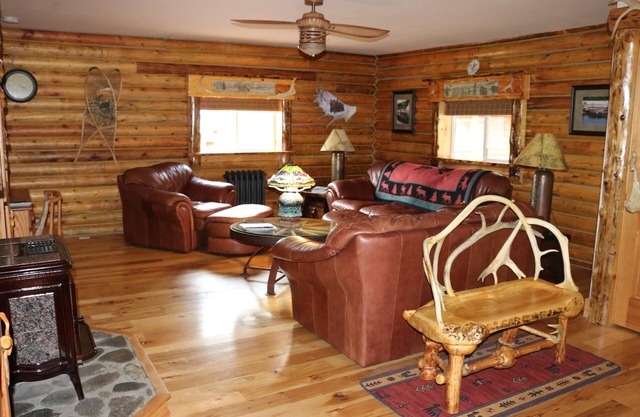 2 dormitorios personalizados, 2 baños Log home para su escapada de Alaska