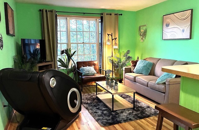 Must See Jurassic Jiminy Suite Country Inn - Sleeps 4 Ski On/Off Mountain