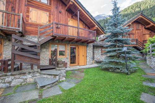 JOIVY Big Flat for 6 with Backyard and Parking in Courmayeur