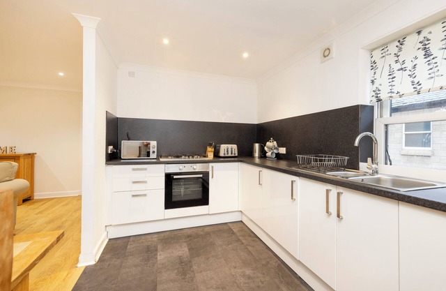 JOIVY Gorgeous Flat Near Edinburgh Castle W/ Parking