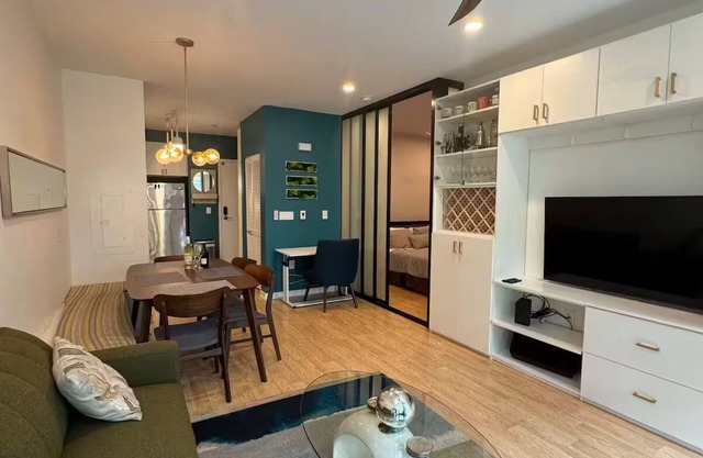 Jr 1 BR w/ parking & a plunge in Design District