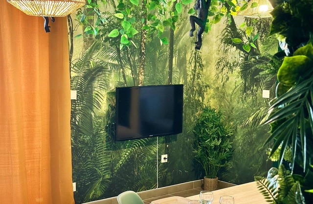 Jungle Suite, Terrace, WiFi & Private Parking