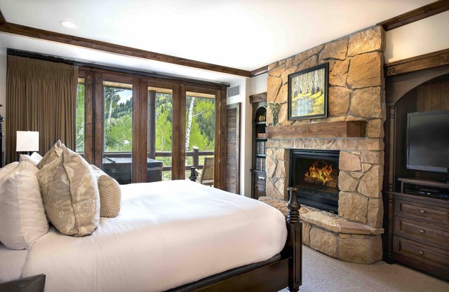 Junior King Suite 1 Bedroom Hotel Room by RedAwning