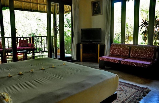 Habitación Junior Suite en Sukawati, rodeada de exuberante jardín