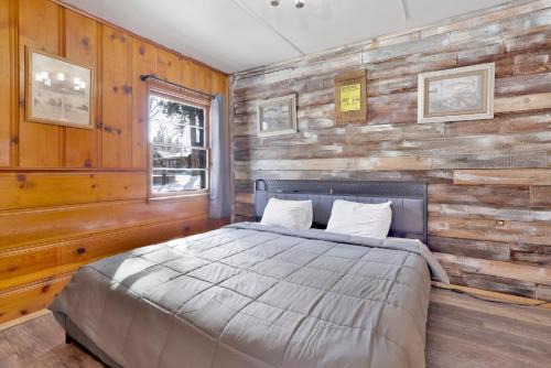 Juniper Lakeside Couples Resort Cabin by Big Bear Vacations