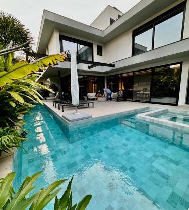 Jurerê Beach Villa - piscina jacuzzi sauna