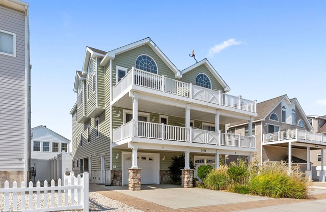 Bar en el centro de granito con electrodomésticos de acero inoxidable, grandes terrazas orientadas al este. A solo 1 cuadra de una playa popular.