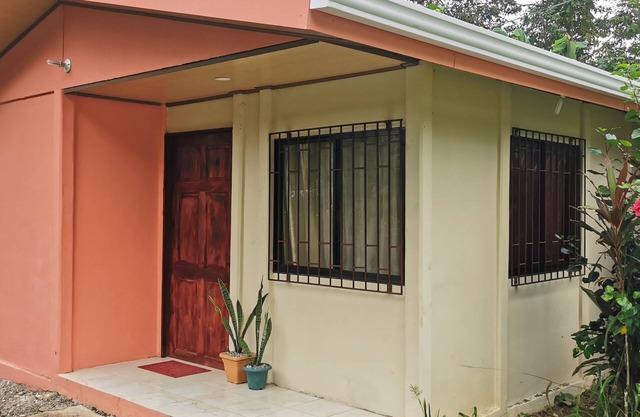 A tan solo 4 min de la Playa y Parque Nacional de Cahuita! Casa familiar.