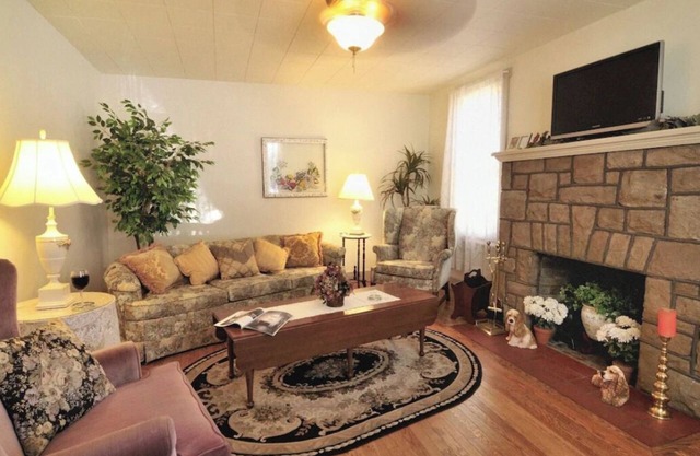 Family Fun & Pet Hugs: Cozy 3 bedroom Home away from Home.