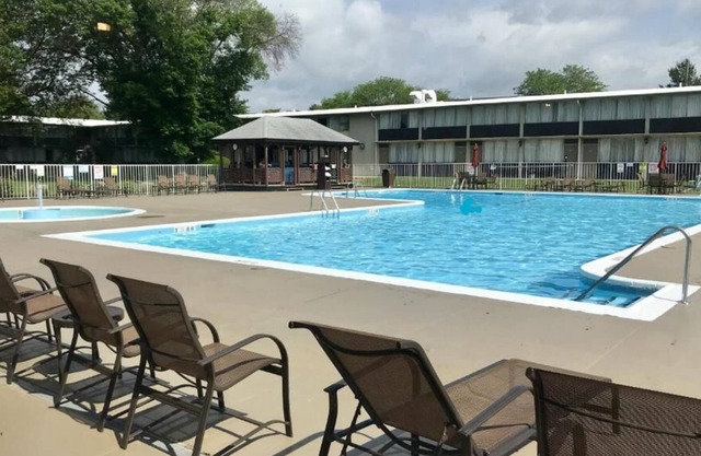 Just What You Were Looking For! Free Breakfast, Onsite Pool, Free Parking!