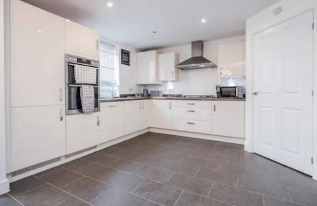 K Suites - Spacious 5 Bedroom with Garden and WiFi