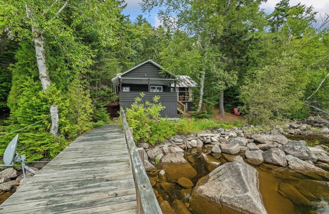 Kadel: esta casa de troncos de Maine en el lago Mooselookmeguntic está llena de encanto rústico